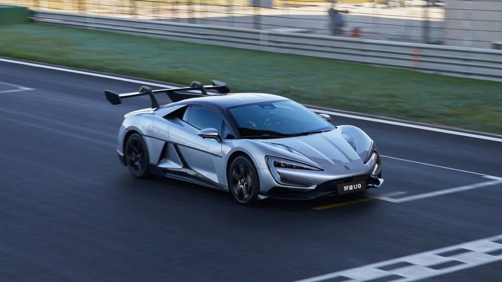 Yangwang U9 la supercar cinese elettrica che salta le buche per ruotemagiche
