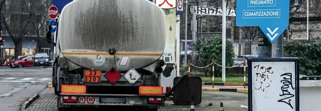 autocisterna rifornisce di barburante un distrubtore pompe bianche vs pompe tradizionali