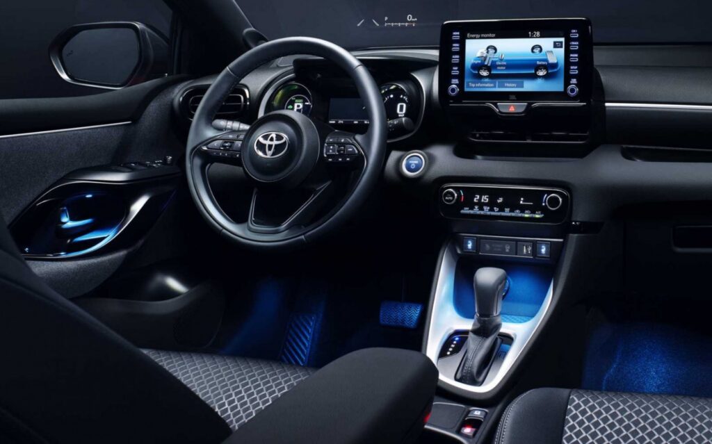 2025-Toyota-Yaris-interni prova su ruotemagiche