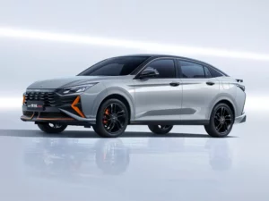 Dongfeng Aeolus Yixuan: design coupé e ricarica veloce