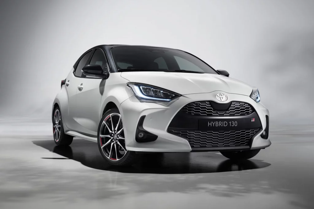 Toyota Yaris Hybrid dotazione base prova su strada