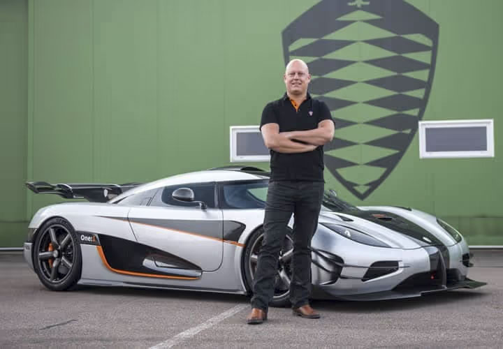 koenigsegg fondatore posa con la sua creazione per ruotemagiche sadair spear